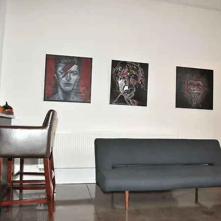 Loft Tikis Gallery Apartment